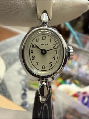 Vintage Timex Ladies Mechanical Watch Silver Tone Oval Case Expansion Bracelet